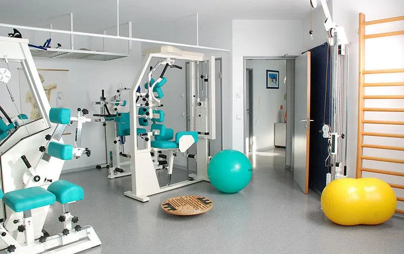 Raum des Rehabilitationszentrums mit Fitnessgeräten